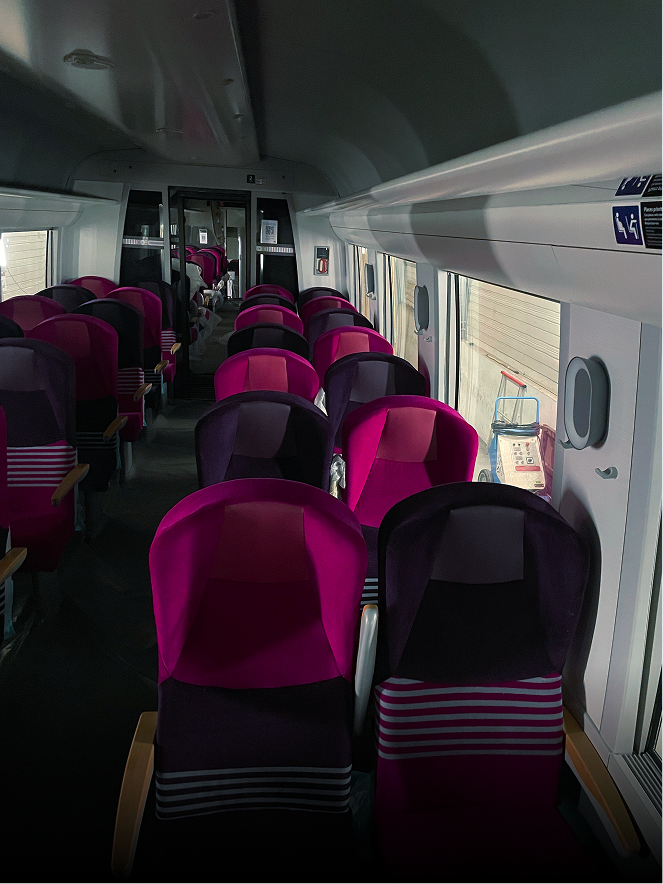 Intérieur d'un train à grande vitesse avec sièges.